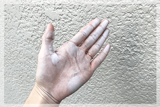 壁に手を擦り付けると白い粉が付く